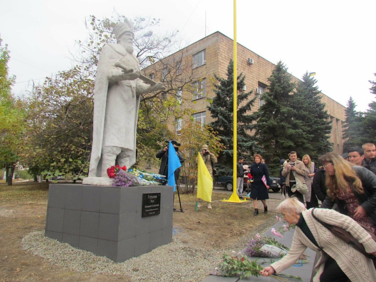 Открытие памятника гетману Петру Сагайдачному в поселке Мангуш недалеко от Мариуполя, Донецкая область, Украина, 13 октября 2017 года. Фото:  0629.com.ua