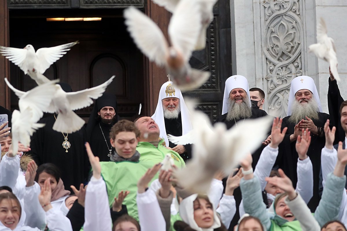 Патриарх Кирилл выпускает голубей после церковной службы, посвященной празднику Благовещения Пресвятой Богородицы, в храме Христа Спасителя в Москве, Россия, 7 апреля 2022 года. Фото: Максим Шипенков / EPA-EFE