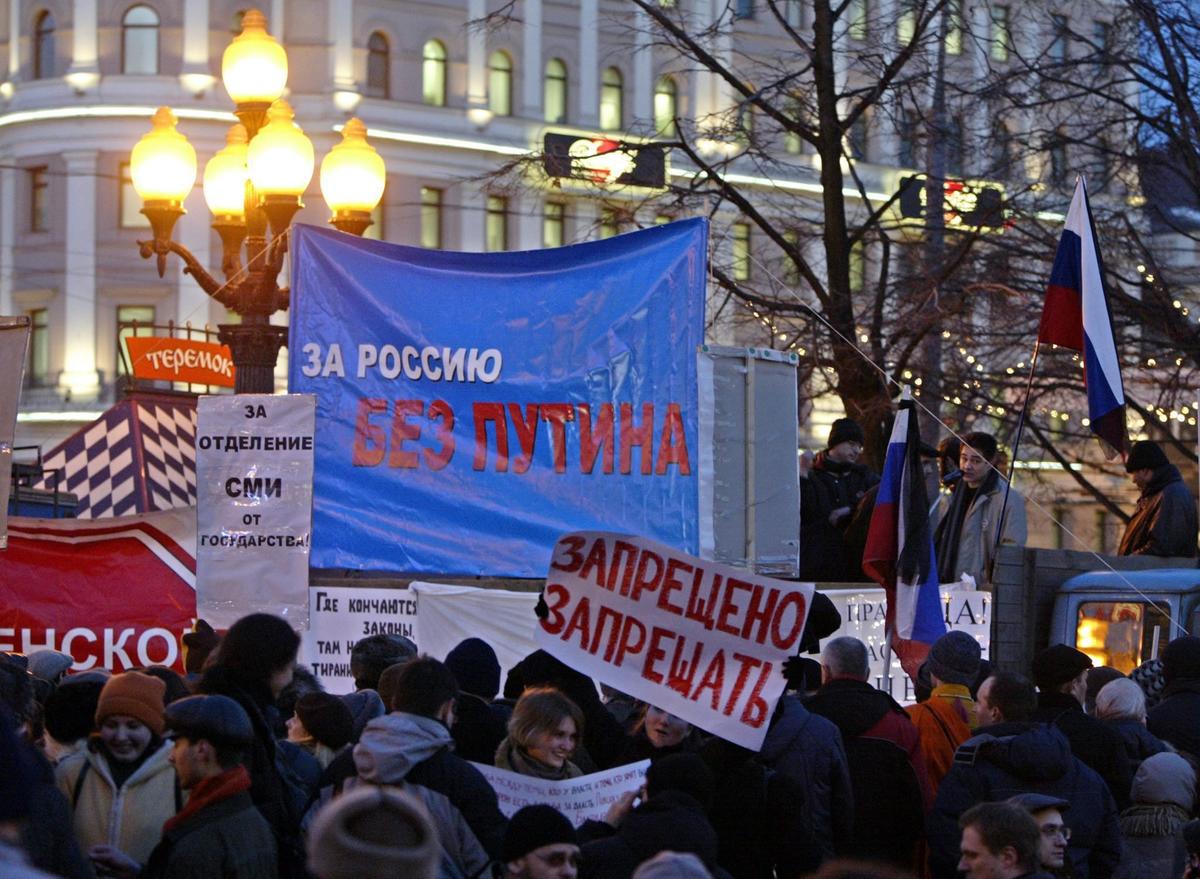 Около ста участников принимают участие в антипутинском митинге «Россия без Путина» в центре Москвы, 10 марта 2004 г. Митинг был организован правозащитниками, призывавшими проголосовать за Ирину Хакамаду, как кандидата от демократов. Фото: Сергей Чириков / EPA