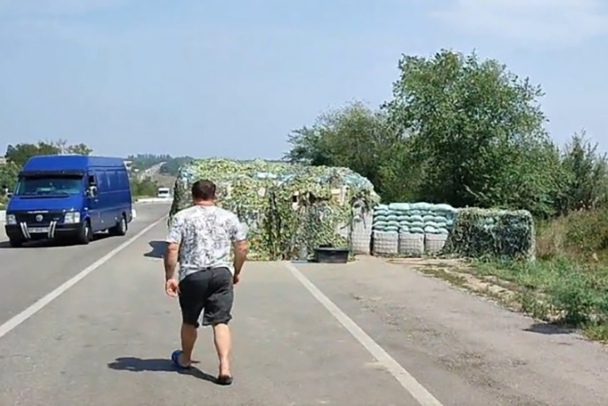 Депортируют Виталия Пономаренко, директора Михайловского психоневрологического интерната. Скрин из видео