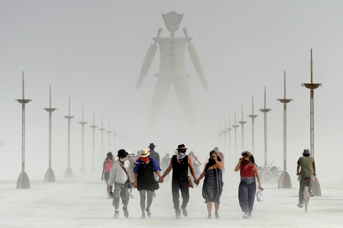 «Человек» на фоне посетителей фестиваля Burning Man, 29 августа 2014 года. Фото: Andy Barron / Reno Gazette-Journal / AP / Scanpix / LETA