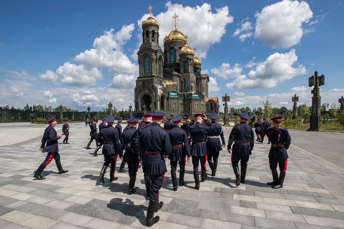 Российские военные перед собором Воскресения Христова, главным православным собором Вооруженных сил РФ, в парке «Патриот» в Кубинке, 23 июня 2020 года. Фото: Сергей Ильницкий / EPA-EFE