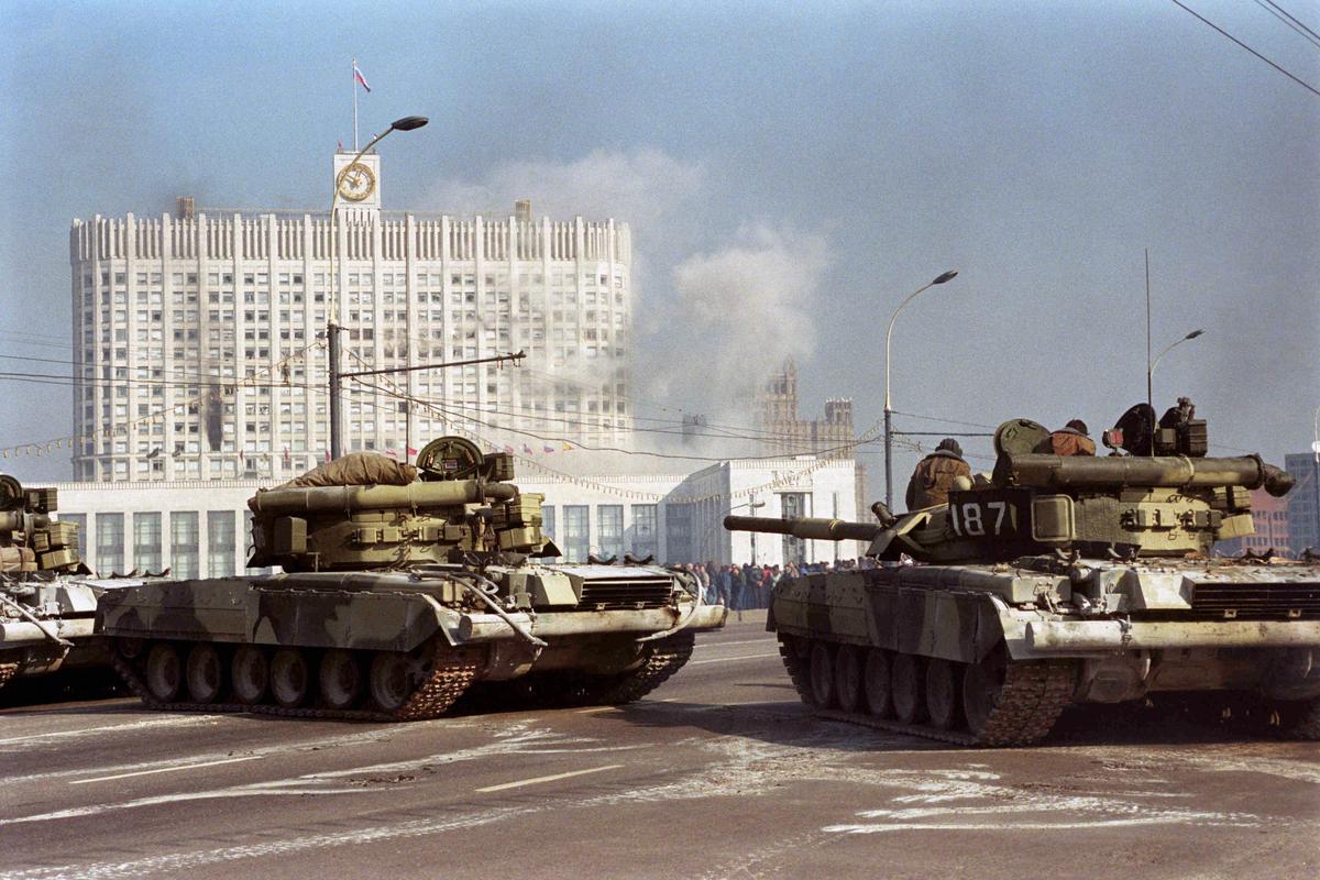 Расстрел Белого дома, октябрь 1993 года. Фото: EPA / VLADIMIR VELENGURIN