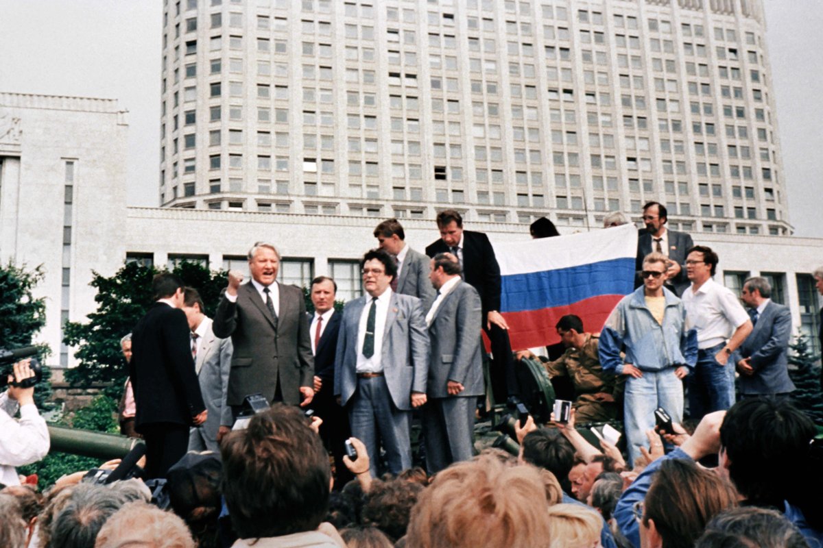 Борис Ельцин выступает перед сторонниками на танке, 19 августа 1991 года. Фото: Diane Lu-Hovasse / AFP Photo / Scanpix / LETA