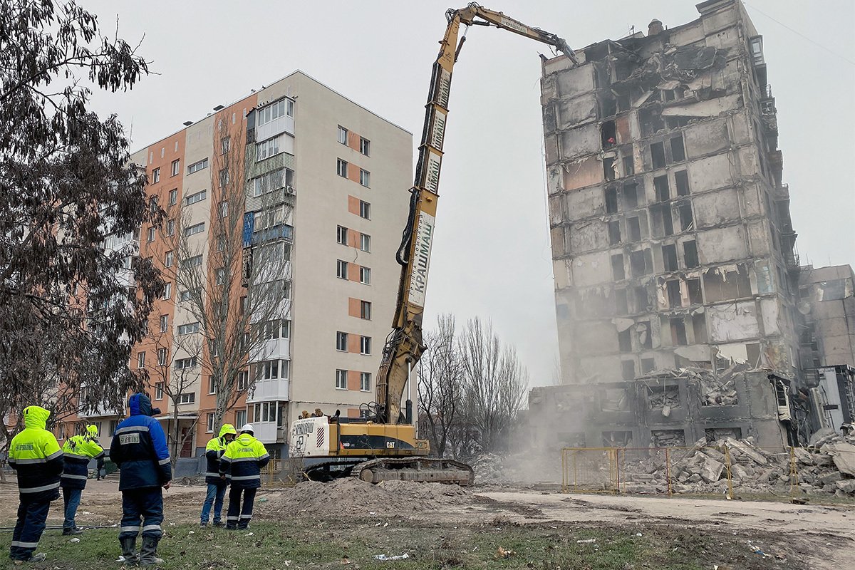 Снос домов, разрушенных во время боев и непригодных для ремонта и восстановления, Мариуполь, Донецкая область, Украина, 14 января 2023 года. Фото: Александр Черных / Коммерсантъ / Sipa USA / Vida Press