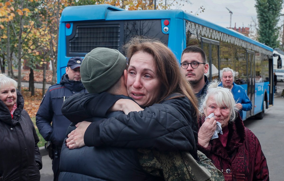 Призывник прощается с родственниками у призывного пункта после начала мобилизации в Москве, 12 октября 2022 года. Фото: Юрий Кочетков / EPA-EFE