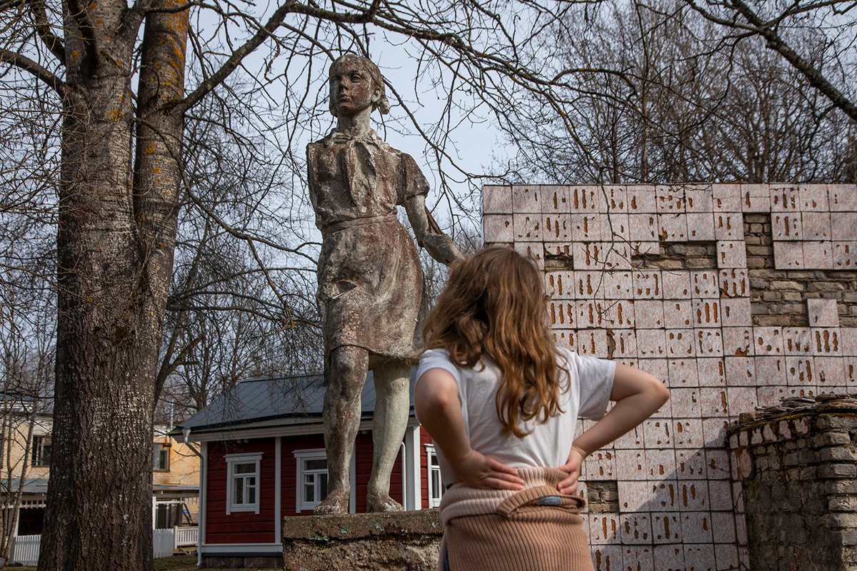 Поврежденная скульптурная композиция на месте бывшего пионерского лагеря. Фото: Дмитрий Цыганов