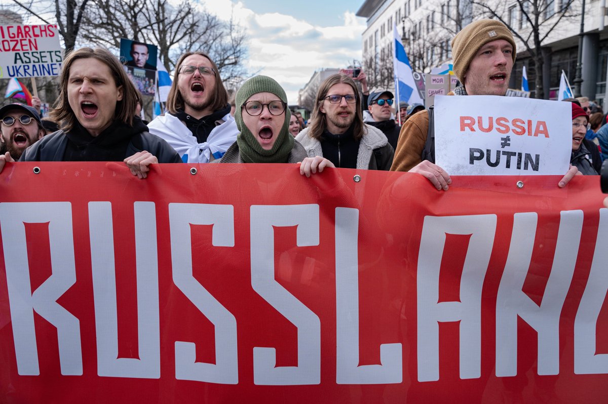 Баннер с надписью «Россия без Путина» на антивоенном митинге перед посольством РФ в Берлине, 17 марта 2024 года. Фото: Caro / Schuelke / Scanpix / LETA