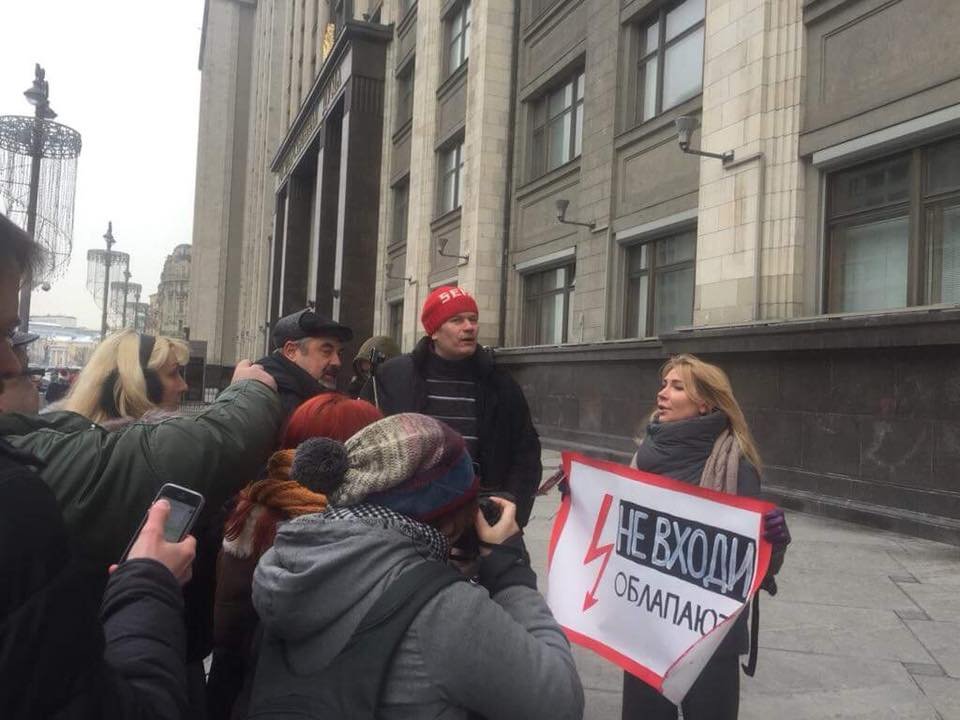 Движение#MeToo в России: правозащитница Алена Попова стоит в пикете против домогательств во время комиссии по этике, проходящей в Госдуме по поводу харрасмента депутата Леонида Слуцкого. Независимые журналистки обвинили его в домогательствах. Фото:  фейсбук