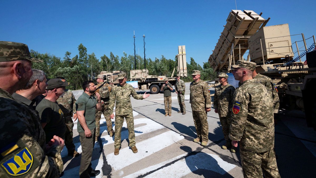 Владимир Зеленский осматривает образцы вооружения и военной техники в День Воздушных Сил Украины, 6 августа 2023 года. Фото:  Офис президента Украины