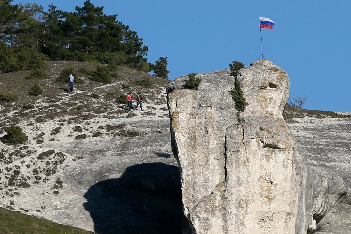 Российский флаг в Бахчисарае, Украина, 22 марта 2014 год. Бахчисарай исторически считается городом крымских татар. Фото: Юрий Кочетков / EPA