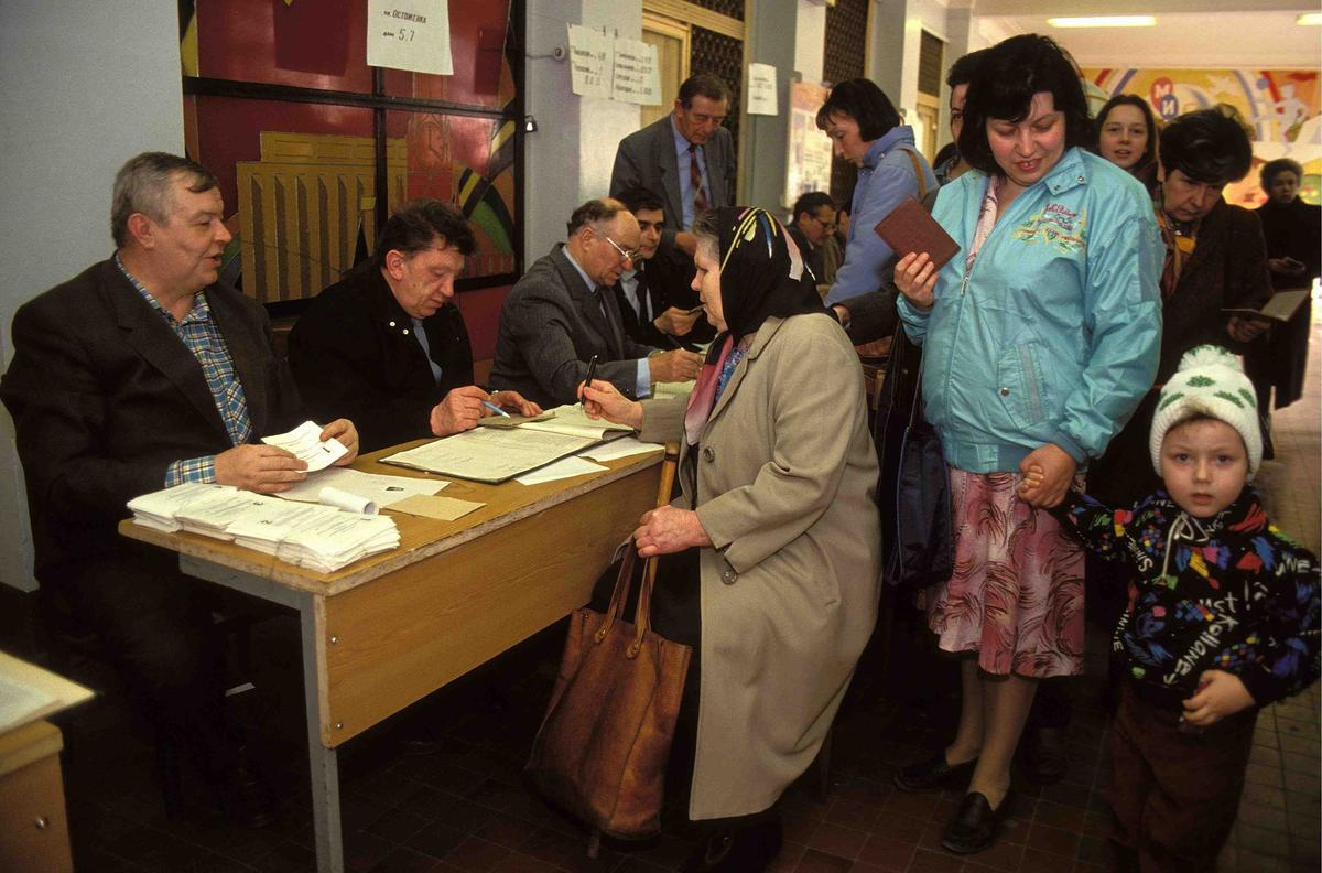 Голосование на референдуме 1993 года, Москва. Фото: Frederique LENGAIGNE / Gamma-Rapho / Getty Images