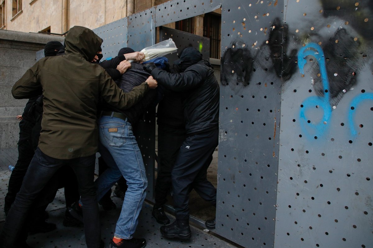 Грузинские полицейские задерживают участников акции протеста против законопроекта об «иностранных агентах» перед зданием парламента в Тбилиси, Грузия, 14 мая 2024 года Фото: David Mdzinarishvili / EPA-EFE