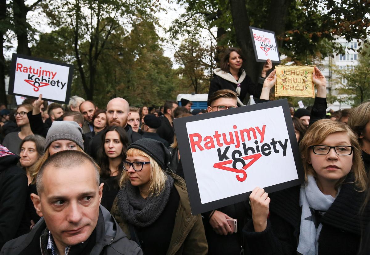 Акция протеста против закона, запрещающего аборты. Польша, 2016 год. Фото: EPA / PAWEL SUPERNAK POLAND OUT