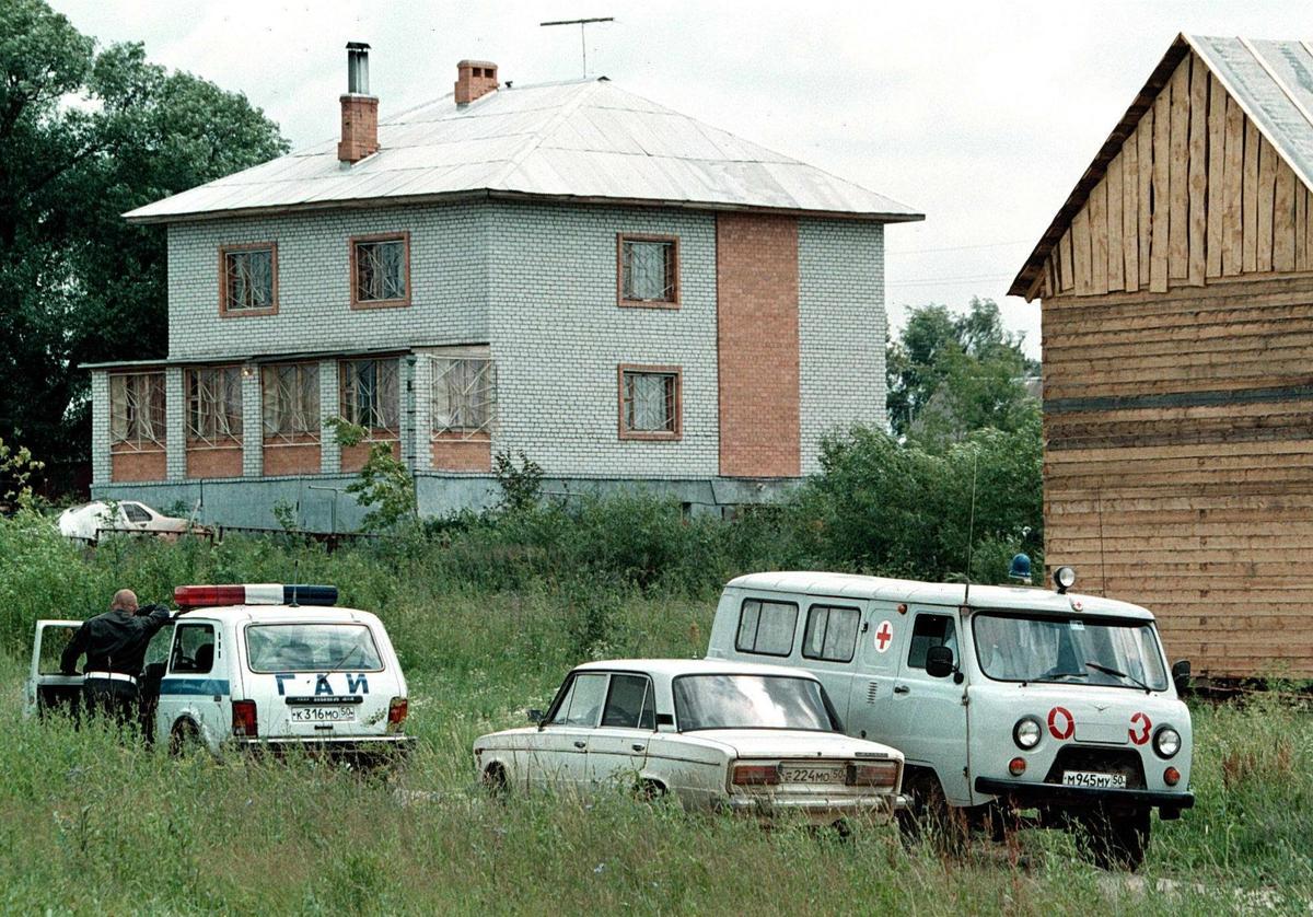 Машины милиции и скорой помощи возле дачи убитого генерала Рохлина. Фото: EPA PHOTO / SERGEY CHIRIKOV