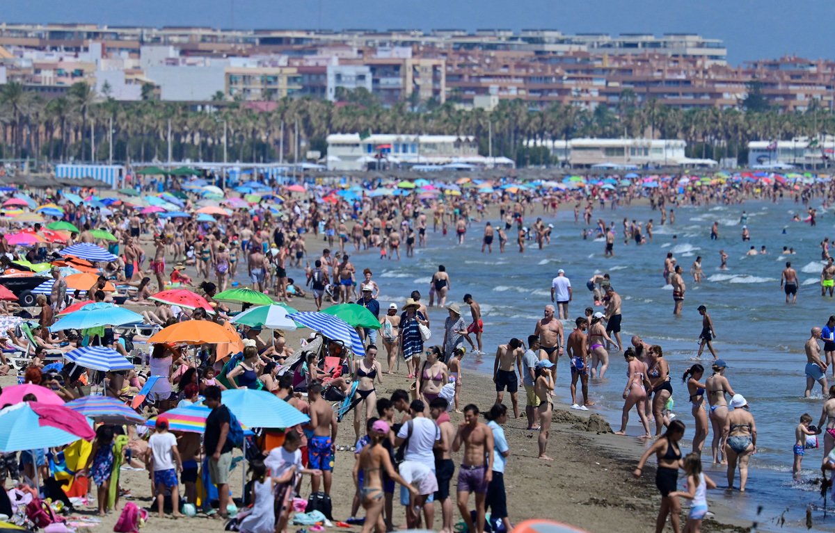 Переполненный пляж в Валенсии, Испания, 5 июля 2024 года. Фото: Jose Jordan / AFP / Scanpix / LETA