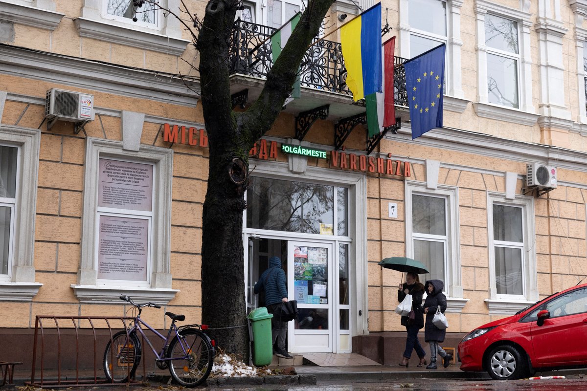 Флаги Украины, Венгрии и Европейского союза на здании городского совета города Берегово в Закарпатской области, где проживает множество этнических венгров, Украина 1 декабря 2023 года. Фото: Thomas Peter / Reuters / Scanpix / LETA