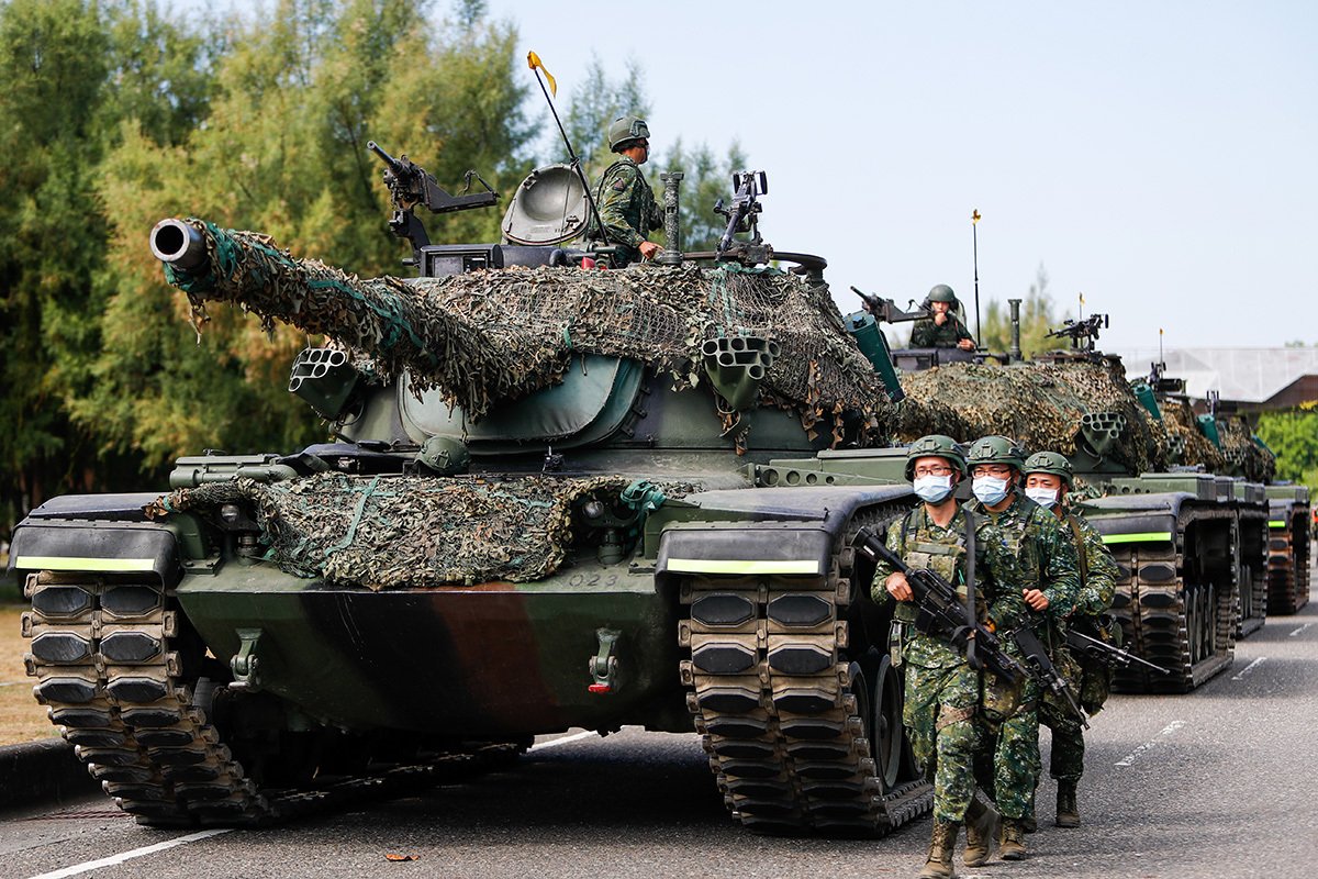 Солдаты патрулируют берег в рамках военных учений, имитирующих защиту от вторжения китайских войск, Тайвань, 11 ноября 2021 г. Фото: Ceng Shou Yi / NurPhoto / Getty Images