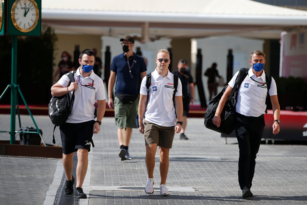 Российский пилот команды Haas F1 Team Никита Мазепин (в центре) прибывает в паддок перед Гран-при Формулы-1 в Абу-Даби, Объединенные Арабские Эмираты, 9 декабря 2021 года. Фото: Ali Haider / EPA-EFE