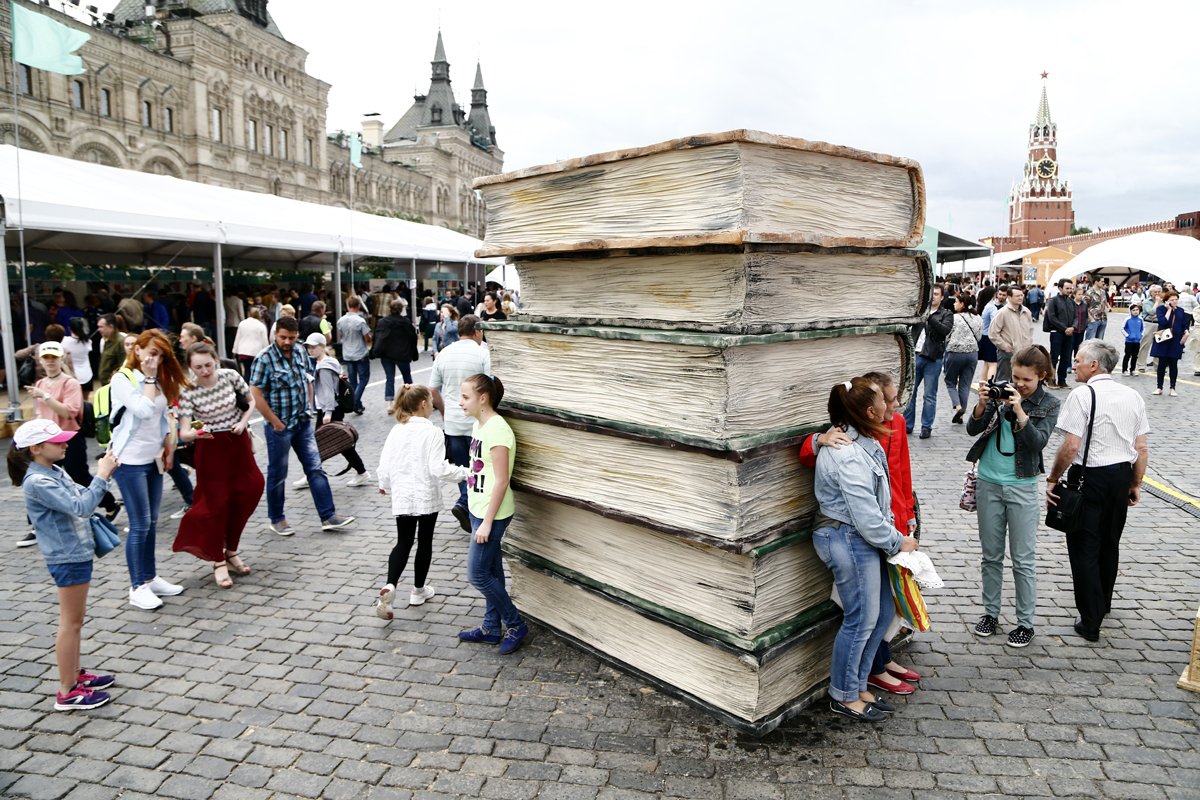 Посетители книжной ярмарки в Москве, 4 июня 2016 года. Фото: Максим Шипенков / EPA-EFE